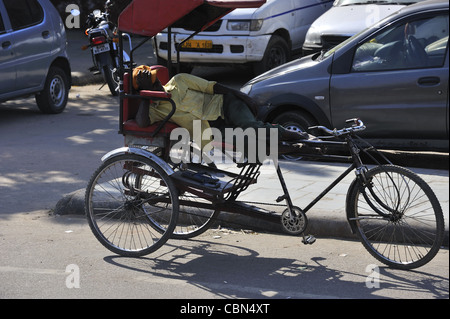 Fahrrad-Rikscha-Fahrer schlafen auf einer Straße in Agra Indien Stockfoto