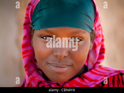 Porträt von niedlichen rosa verschleiert lächelnden Mädchens Dagabur Somaliland Stockfoto