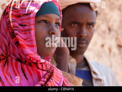 Porträt von niedlichen rosa verschleiert lächelnden Mädchens Dagabur Somaliland Stockfoto