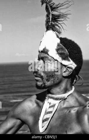 Einheimischen Pondo Stamm Krieger in Südafrika auf dem Wasser in der Nähe von Wilderness Stockfoto
