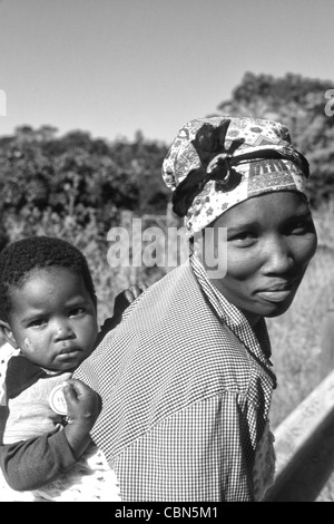 Bunte Xhosa einheimische Frau mit Kind in Südafrika in der Nähe von East London Stockfoto