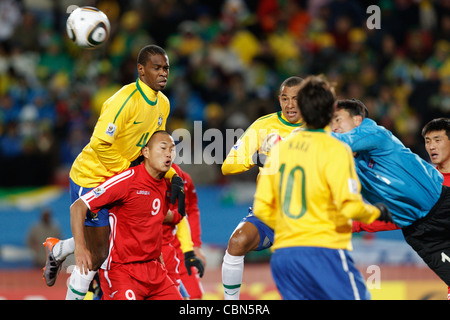 Nordkorea Torwart Ri Myong Guk schlägt den Ball Weg während einer FIFA WM-Spiel gegen Brasilien im Ellis Park Stadium. Stockfoto