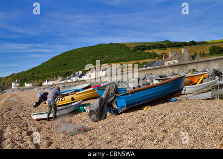 Fischer entwirren Fisch aus einem Netz an Beesands, South Hams, Devon Stockfoto