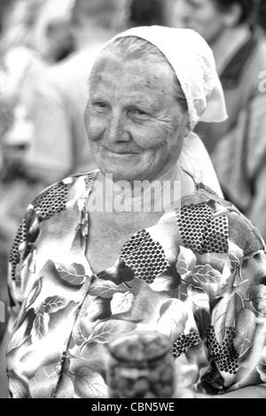 Berühmten Transsibirischen Eisenbahn ältere Frau Anbieter in Krasnojarsk, Russland Stockfoto