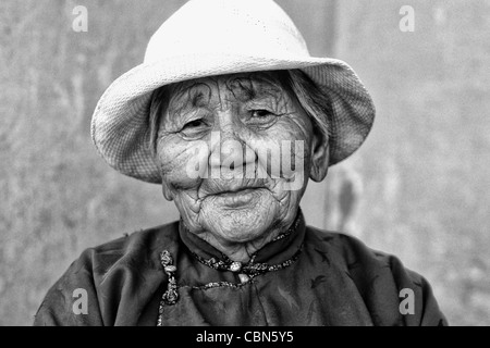 Bunte alte einheimische Frau Ulan Bator Mongolei Stockfoto