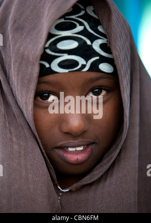 Lächelnde junge schwarze Mädchen In braunen Schleier Portrait Boorama Somaliland Stockfoto