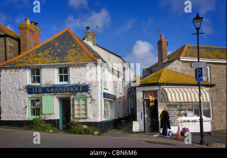 Souvenir-Shops im Dorf Mousehole, Cornwall Stockfoto