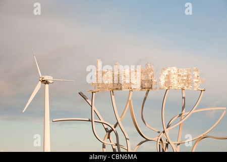 Eine Windkraftanlage und Skulptur an der Küste Blyth auf der Nord-Ostküste, UK. Stockfoto