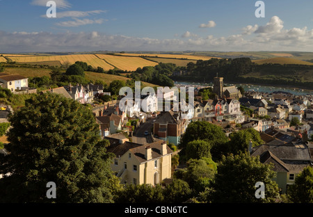 Ansicht des Salcombe von oben. Steile Gassen und hübschen Reihenhäusern des Dorfes mit der Mündung und Ackerland in den Hintergrund. Stockfoto