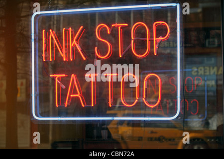 leuchtende Neon Schild, 'Tinte StopTattoo', Lower East Side, Manhattan, New York City, NYC, USA Stockfoto