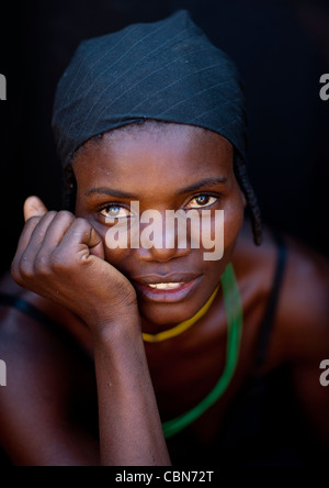 Mudimba Frau trägt eine Stirnband, Dorf Combelo, Angola Stockfoto