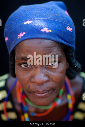 Mudimba Frau trägt eine Stirnband, Dorf Combelo, Angola Stockfoto