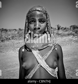 Miss Twenmona, ein Mädchen aus dem Mumuhuila Stamm, Hale Dorf, Angola Stockfoto