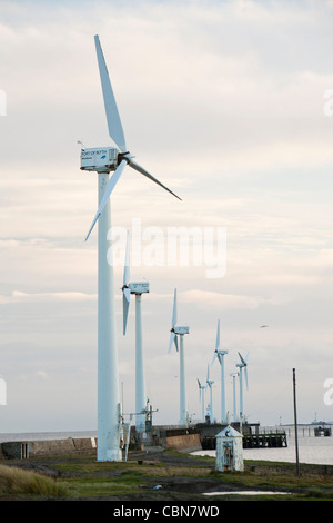 Windkraftanlagen auf den Hafen von Blyth in Northumberland, England. Stockfoto