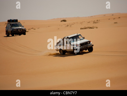 Touristen machen eine Safari-Tour im Geländewagen fährt In der Namib-Wüste, Iona-Nationalpark, Südafrika Stockfoto