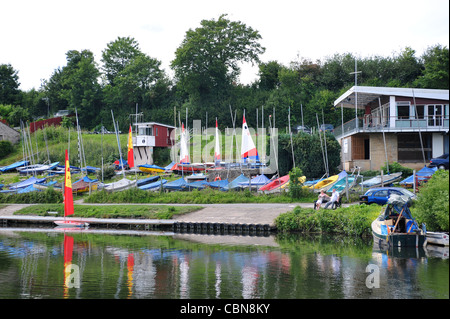Yachten, Segeln am Fluss Avon, Saltford, UK Stockfoto