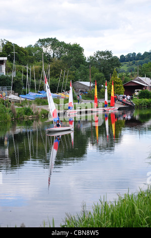 Yachten, Segeln am Fluss Avon, Saltford, UK Stockfoto