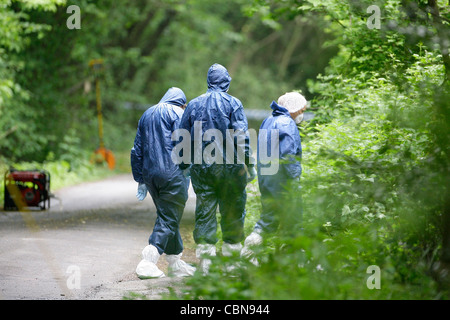 Forensische Polizisten geben Sie Wald wo der Körper des Chenery Wickens gefunden wurde. Bild von James Boardman. Stockfoto