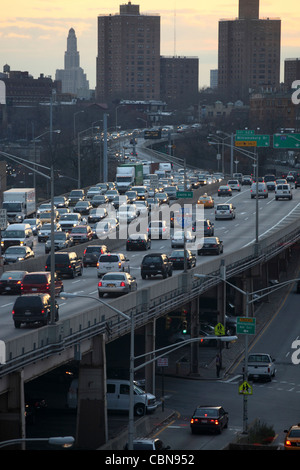 Verkehr, Manhattan zu verlassen, Eile unser Verkehr halterlose Brooklyn Queens Expressway, Williamsburg, New York City, NYC, USA Stockfoto