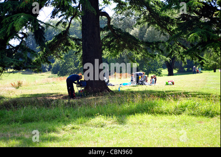 Familie genießen Sommer Barbecue im Garten des Ashton Gericht Immobilien, Bristol, Somerset, Großbritannien Stockfoto