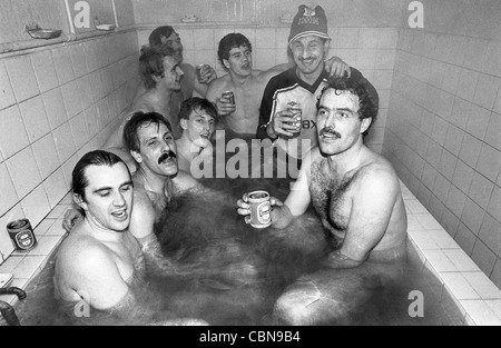 Telford United Fußballer feiert Sieg in der Badewanne Telford United V Darlington bei The Bucks Kopf 02.04.1985 Stockfoto