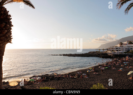 Playa De La Arena in Puerto Santiago Teneriffa mit Los Gigantes Klippen im Hintergrund, Teneriffa, Kanarische Inseln, Spanien Stockfoto