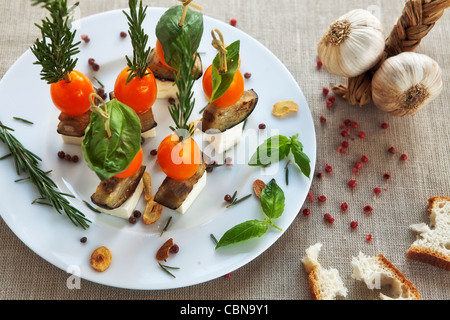 Auberginen und Feta-Spieße mit Basilikum und Rosmarin und Knoblauch-chips Stockfoto