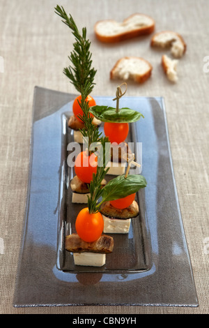 Auberginen und Feta-Käse mit Basilikum und Rosmarin-Spieße Stockfoto