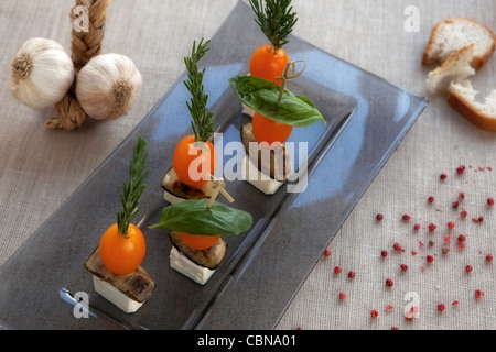 Auberginen und Feta-Käse mit Basilikum und Rosmarin-Spieße Stockfoto