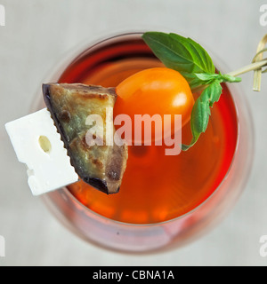 Auberginen und Feta-Spieße mit Basilikum auf ein Glas Wein Stockfoto