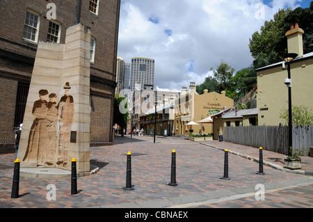 Ein Denkmal der ersten europäischen Siedler kam zuerst auf The Rocks, einem historischen Vorort von Sydney in New South Wales, Australien, an Stockfoto