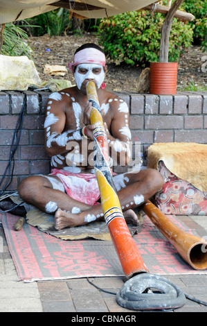 Ein Aborigine-Straßenmusiker spielen seine Didgeridoo, seine Schlange als touristische Attraktion am Circular Quay in Sydney, Australien Stockfoto