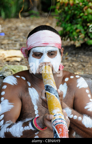 Ein Aborigine-Straßenmusiker spielt sein Didgeridoo als Touristenattraktion am Circular Quay in Sydney, New South Wales, Australien Stockfoto