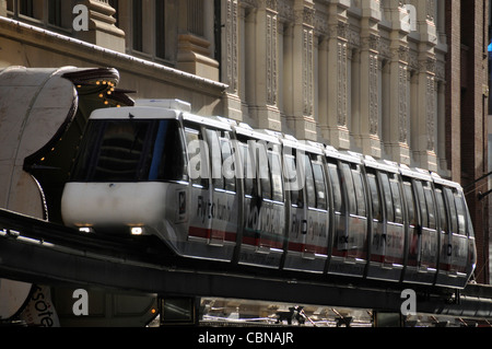 Eine Fahrt entlang einer obenliegenden Spur in das Haupteinkaufszentrum von Sydney, New South Wales, Australien Sydney CBD-Einschienenbahn Stockfoto