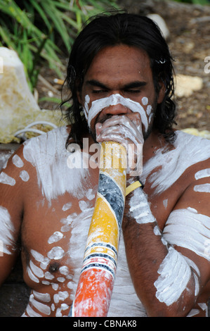 Ein Aborigine-Straßenmusiker spielt sein Didgeridoo als Touristenattraktion am Circular Quay in Sydney, New South Wales, Australien Stockfoto