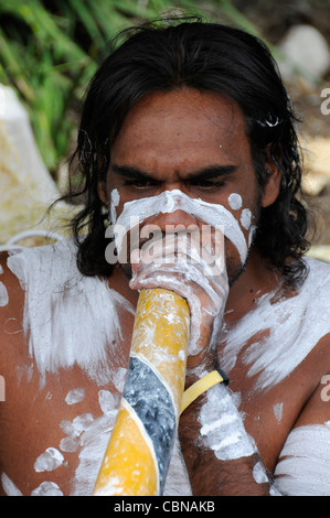 Ein Aborigine-Straßenmusiker spielt sein Didgeridoo als Touristenattraktion am Circular Quay in Sydney, New South Wales, Australien Stockfoto