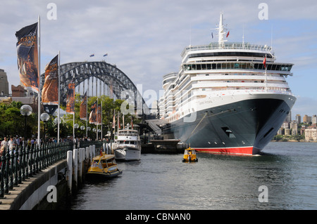 Das Cunard-Schiff, Queen Victoria, legt am Circular Quay an, mit der Harbour Bridge im Hintergrund in Sydney, Australien Stockfoto