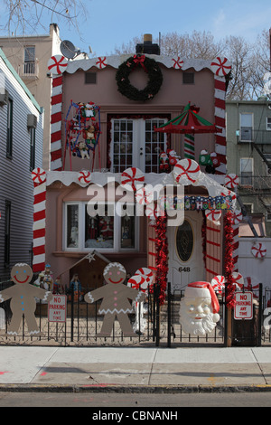 kleines Einfamilienhaus, dekoriert alles vorbei für Weihnachten, Williamsburg, Brooklyn, New York, New York, USA. Stockfoto