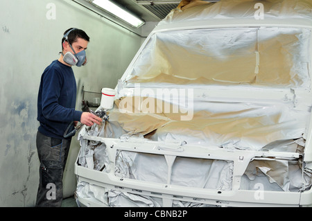 Arbeiter ein weißes Auto malen. Stockfoto