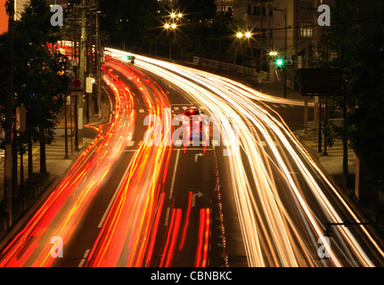 Bunte Bewegungsunschärfe abstrakt auf einer Cty-Straße während der Nacht-Sendai, Japan. Stockfoto