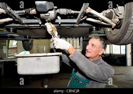 Mechaniker, Motoröl wechseln. Stockfoto