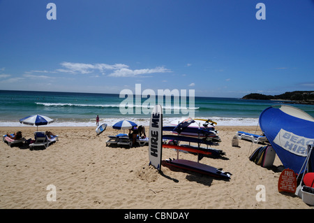 Ein Surfbrettständer kann am Manly Beach am Pazifik bei Sydney in New South Wales, Australien, gemietet werden. Stockfoto