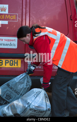 Post-Frau bei der Arbeit in Cambridge, England. Stockfoto