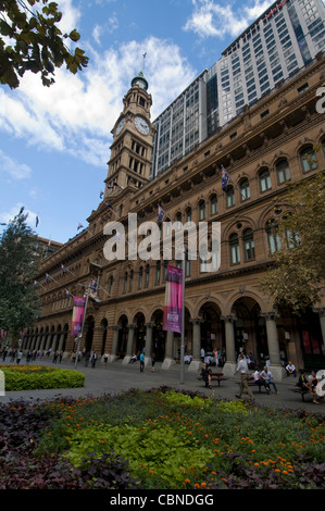 Die Hauptfassade des ehemaligen General Post Office (GPO)-Gebäudes mit seinem 73 Meter hohen Uhrturm in Martin Place, Sydney, New South Stockfoto