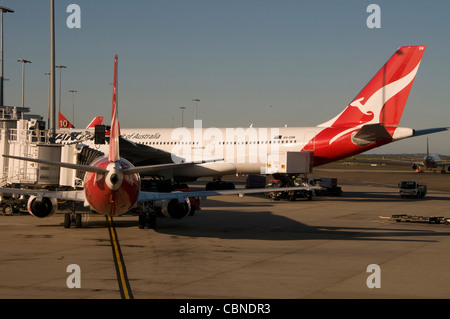 Qantas-Flugzeug auf dem Inlandsflug Terminal am Flughafen Sydney (Kingsford Smith) in der Nähe von Sydney in New South Wales, Australien Stockfoto