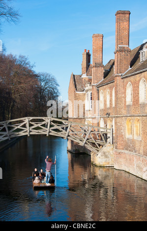 Börsenspekulanten gehen unter die mathematische Brücke am Queens College in Cambridge. UK Stockfoto