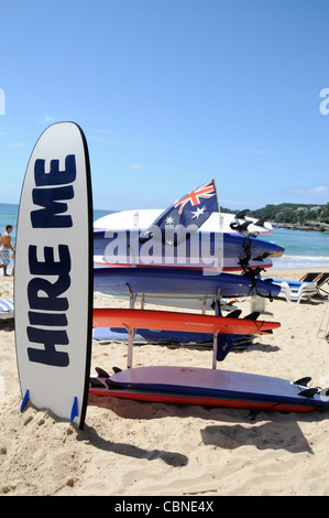 Surfbretter können am Manly Beach mit Blick auf den Pazifik bei Sydney in Australien gemietet werden. Stockfoto