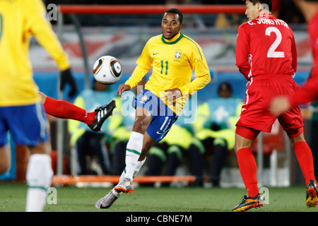 Robinho aus Brasilien gibt den Ball bei einem Spiel der FIFA-Weltmeisterschaft Gruppe G gegen Nordkorea am 15. Juni 2010 im Ellis Park Stadium in Johannesburg, Südafrika. Nur redaktionelle Verwendung. Kommerzielle Nutzung verboten. Keine Nutzung von Push-to-Mobilgeräten. (Foto: Jonathan Paul Larsen / Diadem Images) Stockfoto