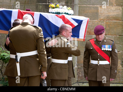 Fallschirmjäger senkt seinen Kopf wie ein gefallenen Kameraden Sarg die Kirche betritt. Bild von James Boardman. Stockfoto