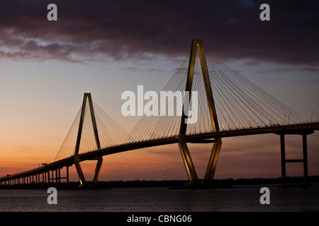 Sonnenuntergang über der Arthur Ravenel Jr. Bridge, auch bekannt als der New Cooper River Bridge in Charleston, SC. Stockfoto